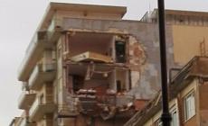 Tromba d'aria vicino a Roma: due morti in Lazio. Sventrato palazzo a Ladispoli
