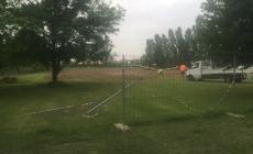 Vandalismi nella notte nel campo di via Jacobs