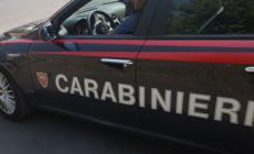 Ricercato si nasconde dell'armadio della vicina 