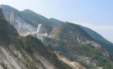 Frana sulle Apuane, due cavatori sotto le rocce