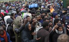 Migranti: cominciato lo sgombero della "giungla" di Calais