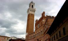 Siena, suicidio dalla Torre del Mangia: pubblicato il video, caccia all'autore