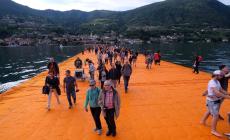 Migliaia in coda per la passerella di Christo 