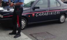 Lanciano coltelli su una panchina. Poi vien fuori la droga