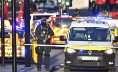 Spari sul London Bridge: l'uomo che ha accoltellato almeno 10  passanti è morto - Video choc