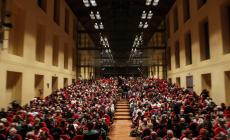 Pazienti e volontarie dell'Oncologia alle prese con le favole: tutto esaurito al Paganini - Foto