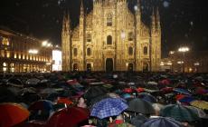 Milano, le Sardine 'traslocano' in piazza Duomo e la 'invadono': in 25mila sotto la pioggia