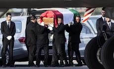 Il rientro delle vittime di Dacca: lacrime e dolore 