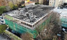 Il tetto devastato della Newton (dopo lo spegnimento delle fiamme) visto dal drone
