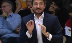 Sassari sconfitta, Pozzecco è una furia