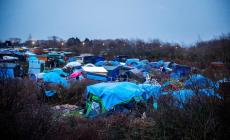 Interprete violentata nel campo profughi di Calais
