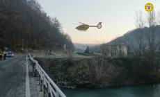 Auto vola dal ponte nel Taro: il decollo dell'elisoccorso - Video