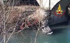 Tragico incidente a Carniglia, video: i  vigili del fuoco recuperano l'auto