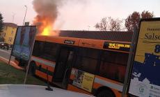 Autobus carico di studenti in fiamme a Fidenza