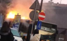 Autobus in fiamme a Fidenza - Le foto