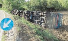 Autotreno fuori strada: illeso il camionista