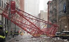 Crolla enorme gru a Manhattan: le foto