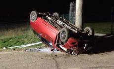 L'auto sbanda e si ribalta: un 30enne in Rianimazione