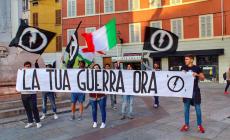 Il Blocco studentesco porta uno striscione sul monumento a Corridoni