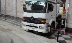 Un camion entra a Palazzo Reale a Napoli