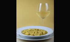 Brodo, anolini e vino: tanti abbinamenti possibili  ma poi vince il lambrusco 