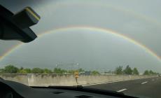 Doppio arcobaleno in autostrada 