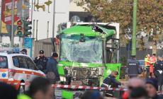 Scontro tra bus e camion dei rifiuti: è morta la donna ferita a Milano