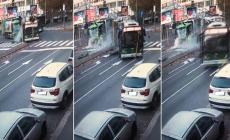 Scontro filobus-camion dei rifiuti: morta una donna  - Il video dello scontro