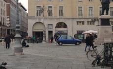 Parcheggio "creativo" in piazza: molti commenti