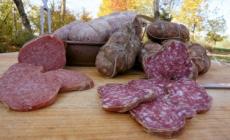 Sequestrati oltre mille kg di "finti" salame e coppa di Parma: un denunciato (e maxi multa) 