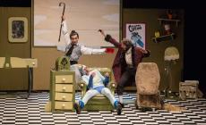 Alla Corte di Giarola la compagnia Madame Rebinè con "Un eroe sul sofà"