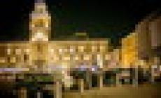 Va di moda al sabato sera: i giovani tornano in Piazza con i genitori al seguito