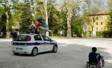 Parco Ducale: il venditore entra in auto, i palloncini no