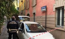 Mistero in centro: 40enne trovata agonizzante in strada 