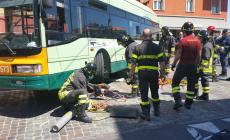 Travolta e schiacciata dal bus: grave 59enne