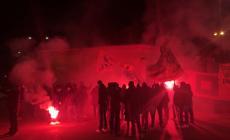 I tifosi "vivono" la partita  davanti al Tardini - Foto 