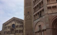 Armato di spranga colpisce i portali di Duomo e Battistero. Rintracciato e denunciato. Le reazioni