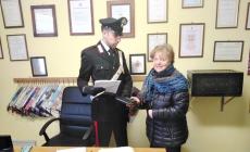 Ritrova un portafogli con mille euro e lo porta ai carabinieri che rintracciano la proprietaria