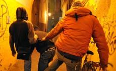 Diciassettenne gettato in un cassonetto: indagati due minorenni
