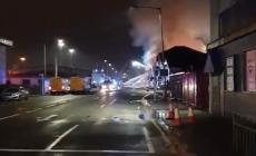 Spruzza deodorante nell'abitacolo e poi accende una sigaretta: l'auto esplode