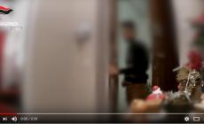 Ladro 'devoto' svaligia la casa in 3' poi  manda un bacio al presepe - Video 