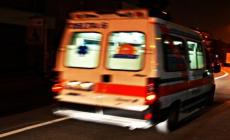 In auto con amici si schianta contro muro, semi amputato braccio