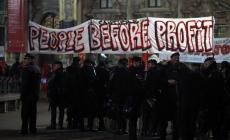 Scala, va in scena un classico:  protesta e lancio d'ortaggi