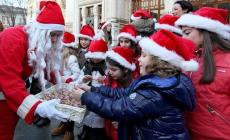 Mercatini, corali e... il lancio dei Babbi Natale: l'agenda della domenica