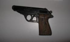 Usa, bimbo di 3 anni trova una pistola e spara al padre che dorme