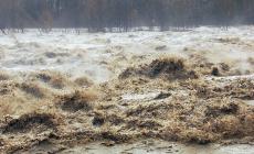 Con l'auto in una strada chiusa per l'allerta meteo, muore in Friuli