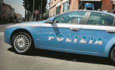 Sfondano la vetrina del bar e rubano il registratore di cassa