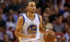 Curry fa 40, Warriors quasi in finale