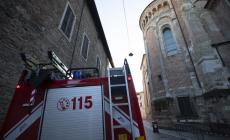 Si staccano alcuni frammenti dall'abside: transennato il marciapiede