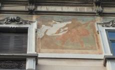 Si sgretola l'affresco, cadono calcinacci fra via Garibaldi e via Melloni - Video